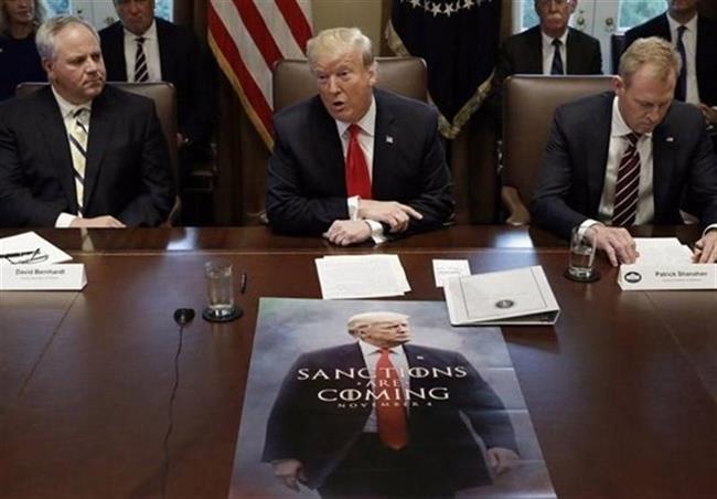 عکس: پوستر جنجالی علیه ایران روی میز ترامپ