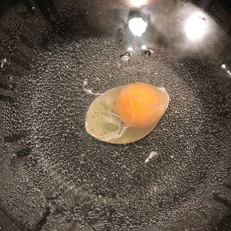 طرز تهیه تخم مرغ آب پز بدون پوست