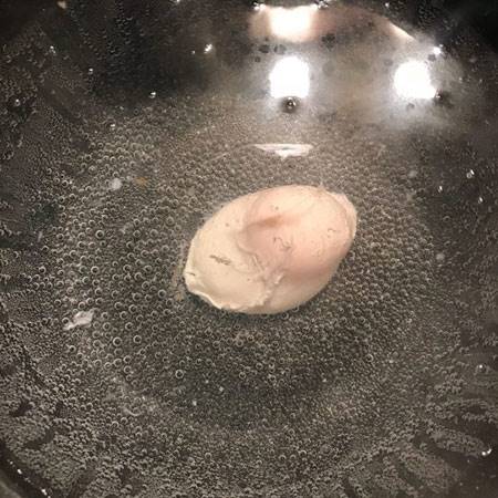 طرز تهیه تخم مرغ آب پز بدون پوست