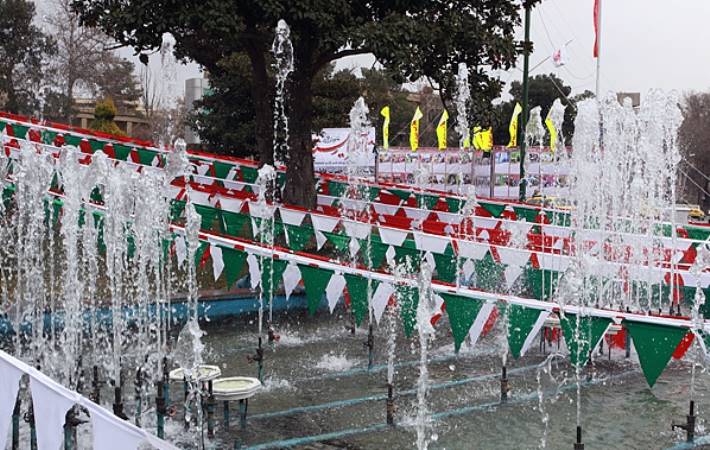 آذین‌بندی معابر منتهی به میدان آزادی به مناسبت دهه فجر
