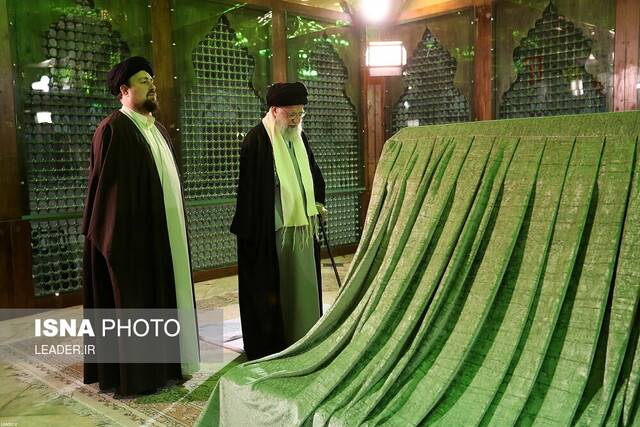 حضور رهبر انقلاب بر سر مزار شهدای «عملیات مهندسی» +عکس