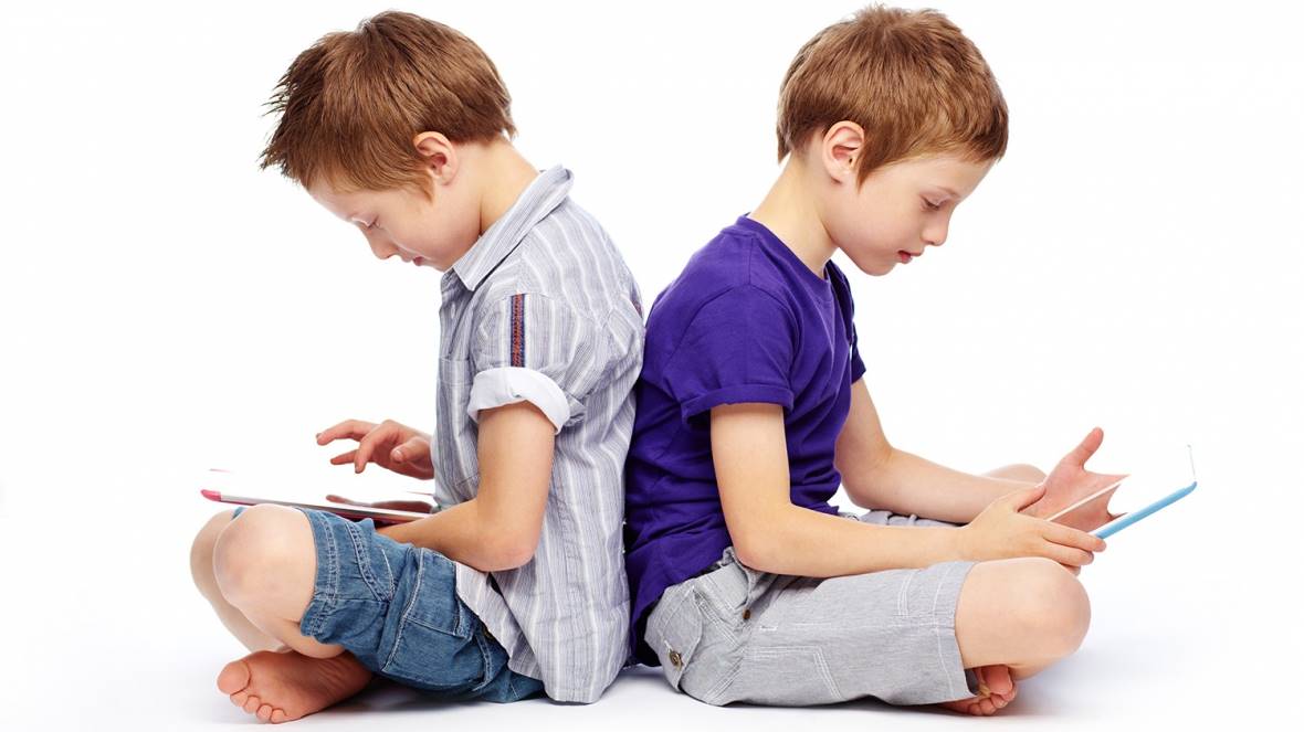 استفاده بیش از حد کودکان از گوشی موبایل چه خطراتی دارد؟