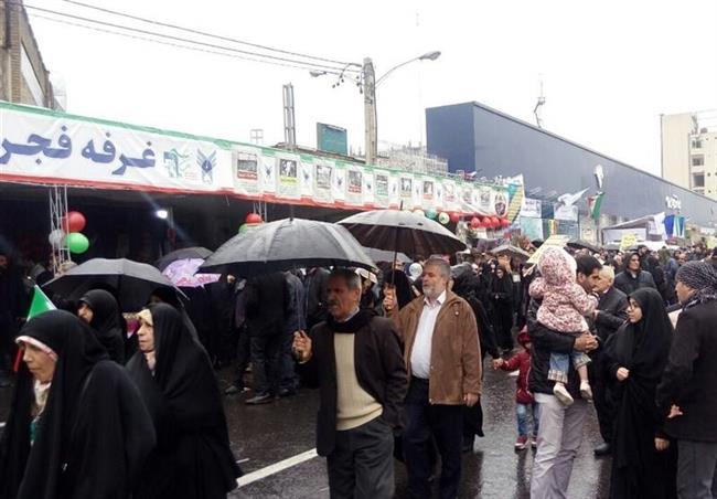 راهپیمایی مردم تهران زیر بارش شدید باران