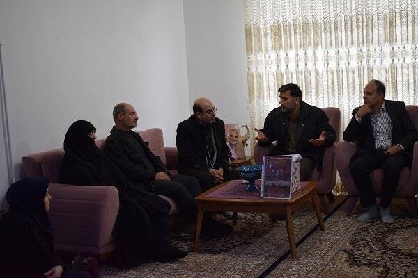 دیدار رئیس جهاددانشگاهی همدان با خانواده شهید مجتبی کرمی