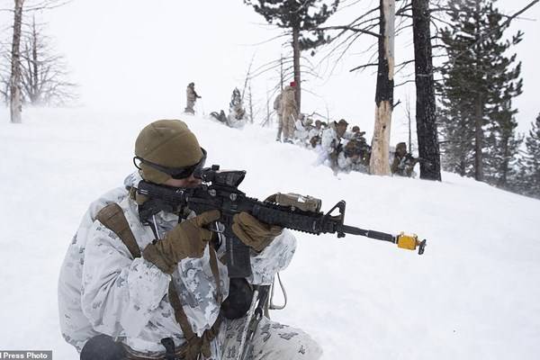 تمرین تفنگداران دریایی آمریکا در شرایط جوی بسیار سرد