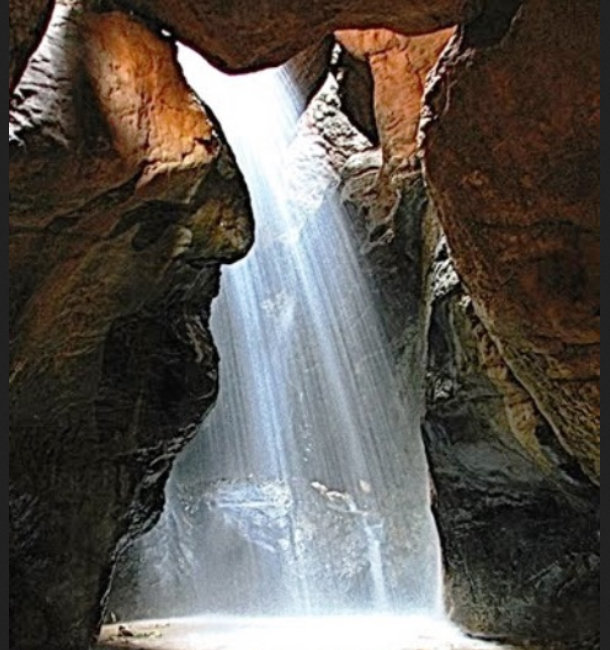 آبشار تنگه داستان