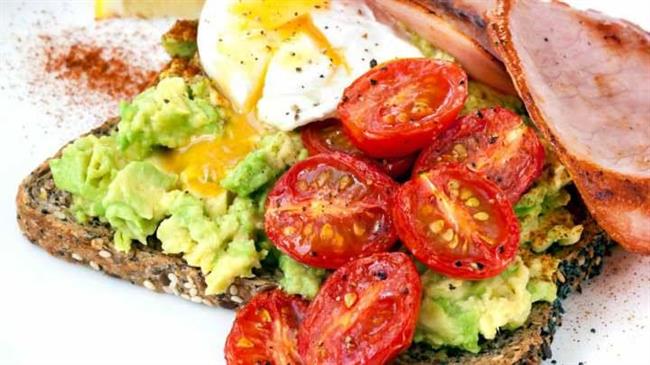 صبحانه پروتئینی - تست آووکادو و تخم مرغ