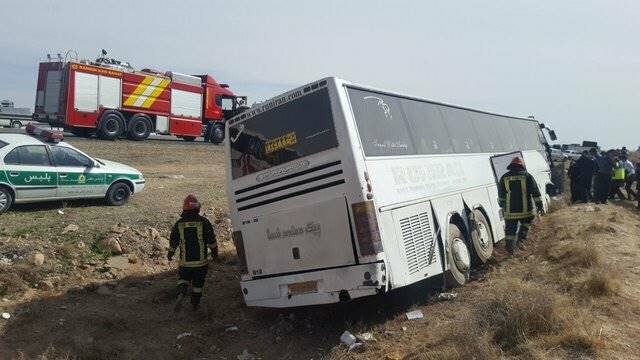 واژگونی اتوبوس ‌در ملایر/4 نفر دچار جراحت سطحی شدند