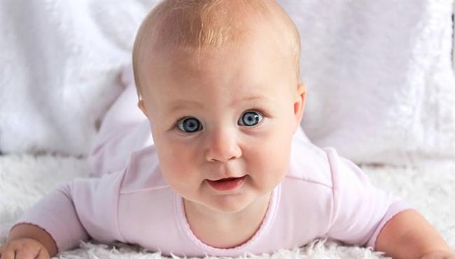 اولین واکنش نوزاد به اسم خود در چند ماهگی اتفاق می افتد؟