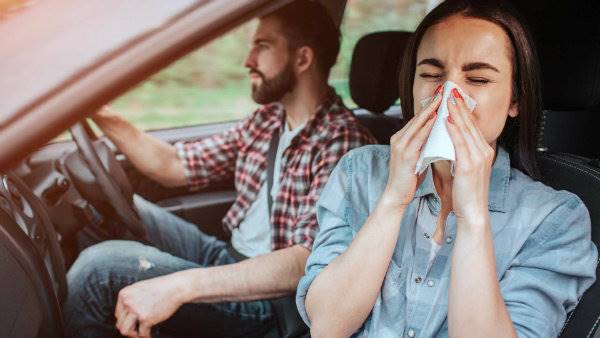 woman-passenger-is-sneezing-into-tissue-paper