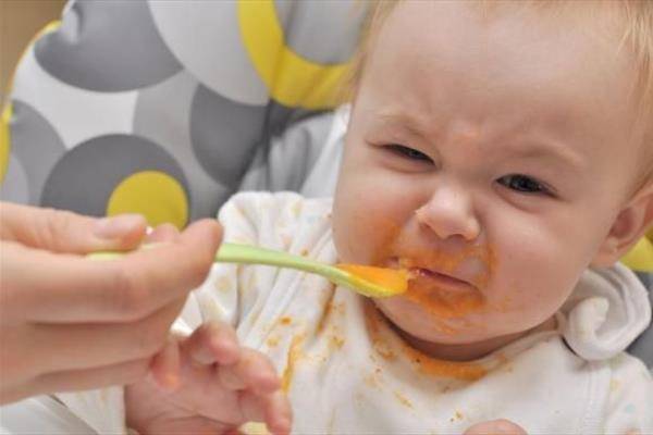 تشویق کودک به هنگام غذا خوردن ممنوع