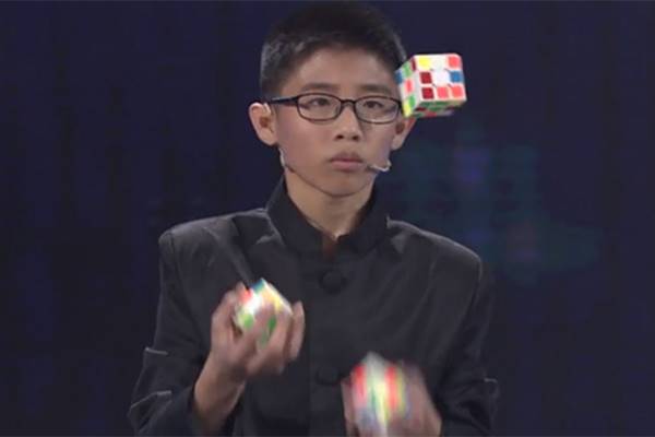 پسربچه چینی رکورد حل همزمان 3 مکعب روبیک حین پرتاب به هوا را شکست [تماشا کنید]