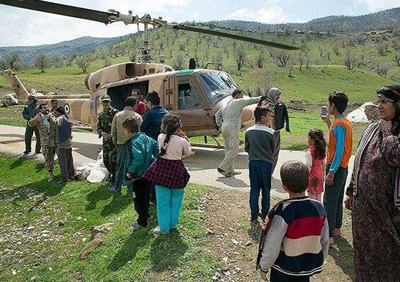 استفاده از بالگرد برای انتقال سیم‌های برق حاشیه رودخانه در لرستان