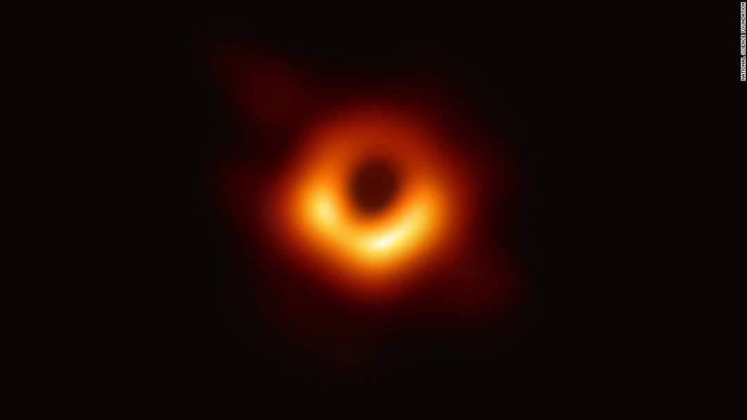 نخستین عکس از یک سیاهچاله منتشر شد