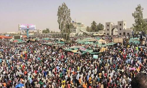 بازداشت تعدادی از مقامات دولت عمر البشیر/وعده شورای نظامی برای انتخاب نخست وزیر غیرنظامی و متفرق نکردن معترضان