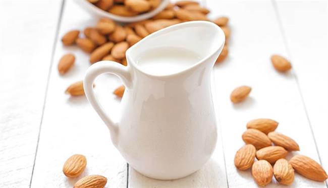 طرز تهیه شیر بادام خانگی و 7 فایده اساسی آن برای سلامتی
