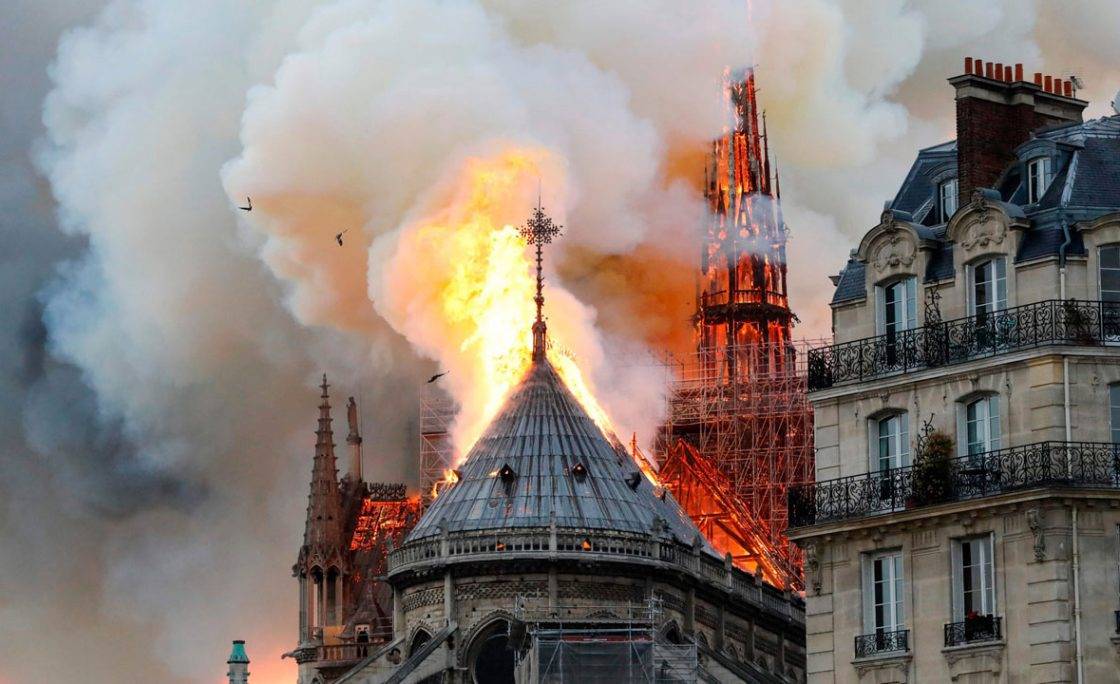 آتش سوزی مهیب در کلیسای نوتردام پاریس