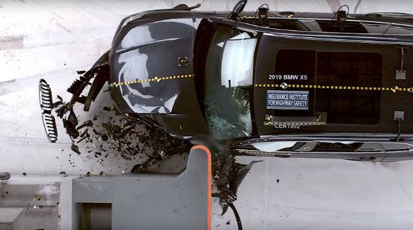 watch-a-2019-bmw-x5-kidney-grille-glide-away-intact-during-iihs-crash-test_4