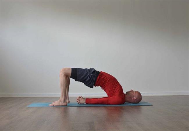 6 حرکت یوگا که به بهبود رابطه جنسی شما کمک می‌کنند - حرکت پل به تقویت عضلات کف لگن (دیافراگ لگنی) کمک می‌ کند.