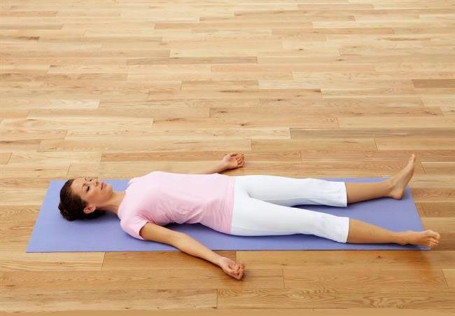 6 حرکت یوگا که به بهبود رابطه جنسی شما کمک می‌کنند - حرکت جسد به ایجاد آرامش و دورکردن استرس ها کمک می کند.