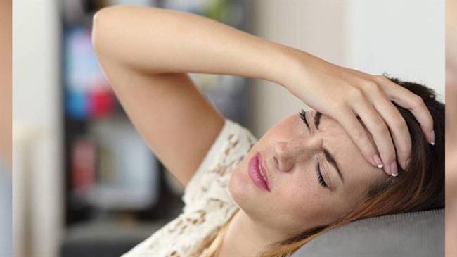 زنی با سردرد ناشی از کم آبی بدن
