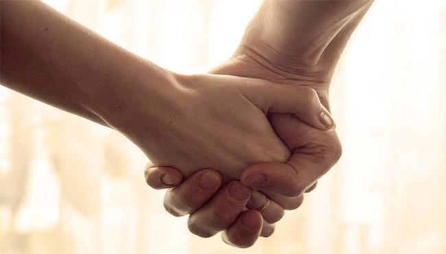 فواید گرفتن دست همسر فواید گرفتن دست همسر