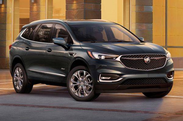 2018-Buick-Enclave-Avenir-parked