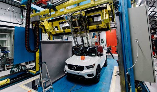 253949-volvo-cars-and-poc-develop-world-first-car-bike-helmet-crash-test-1559578210