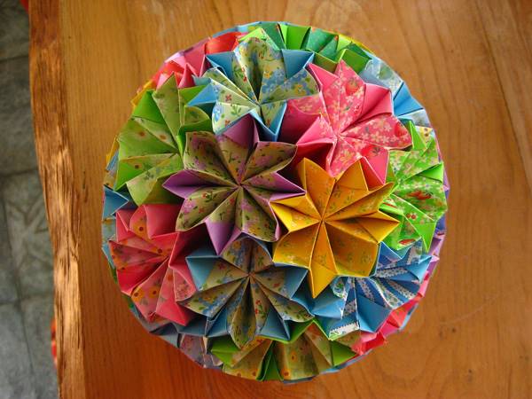 ساخت اوریگامی توپ گل با کاغدهای طرح دار