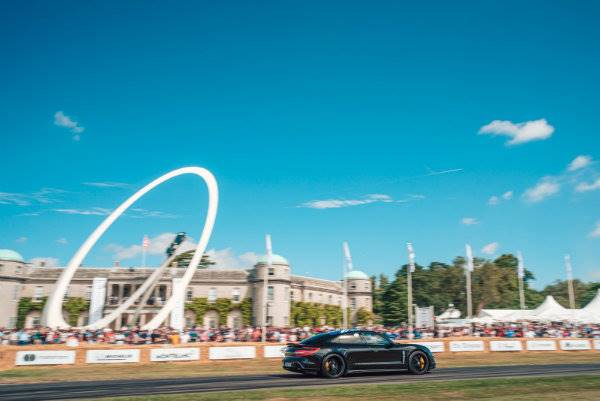 297eb5d2-porsche-taycan-2019-goodwood-mark-webber-2