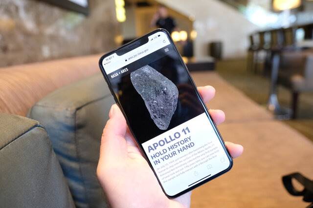 نخستین سنگ به دست آمده از ماه در تلفن همراه!