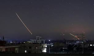پدافند هوایی سوریه چند فروند راکت را در استان حماه رهگیری کرد