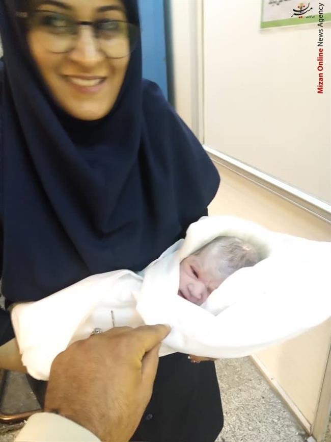 تولد اولین نوزاد دختر در مترو دروازه دولت +عکس