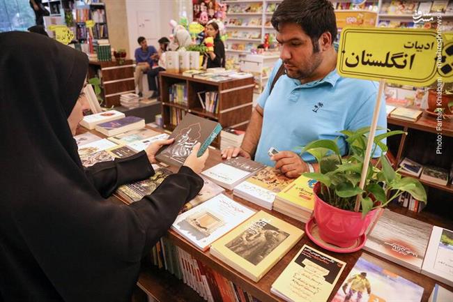 رمان «باب اسرار» نوشته احمد امید به‌تازگی با ترجمه ارسلان فصیحی توسط نشر ققنوس منتشر و راهی بازار نشر شده است. خام توکلی می گوید دوست دارد این کتاب را بخواند...