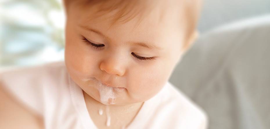 علت بالا آوردن شیر پنیری در نوزاد چیست؟