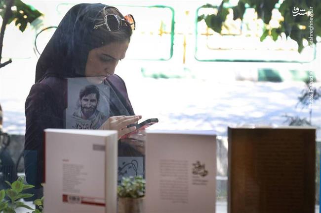 گرمای هوا رو به کم شدن است و کم کم بر تعداد مشتریان فروشگاه، افزوده می شود.