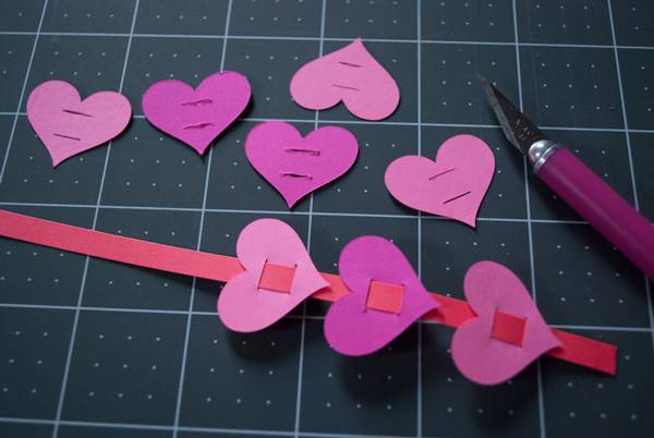 شکاف افقی برای قلب‌های دستبند کاغذی قلبی شکل