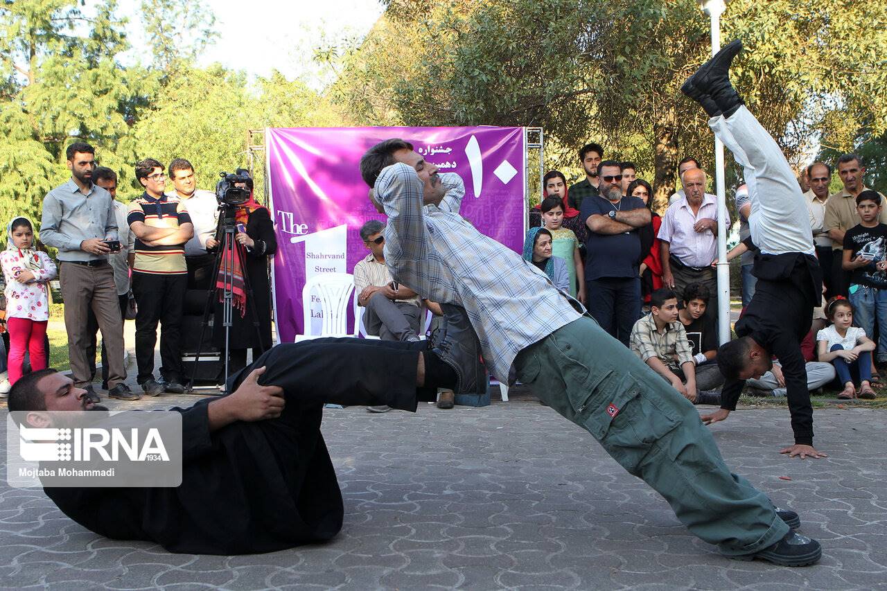 استقبال مردم از اجراهای جذاب دومین روز جشنواره تئاتر خیابانی لاهیجان