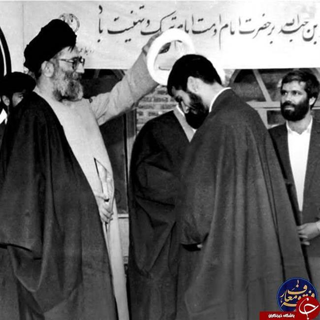تصویری دیده نشده از رهبرانقلاب در حال عمامهگذاری برای طلاب تصویری دیده نشده از رهبرانقلاب در حال عمامهگذاری برای طلاب