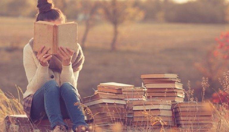 8 روش ساده برای اینکه کتاب خواندن جزئی از عادات روزمره‌تان شود