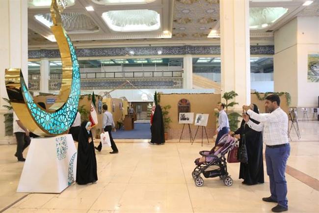 بازدیدکنندگان نمایشگاه از شعار «قرآن، اخلاق، زندگی» می‌گویند