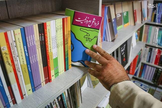 کتاب های مرحوم نادر ابراهیمی هم که همچنان در همه فروشگاه ها می درخشد.
