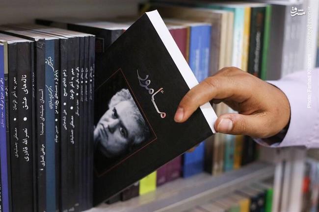 در قفسه های ادبیات، محمد شفیعی کتاب «مامور» از علی موذنی را برمی دارد و حکایت کاندیدا شدن این کتاب برای جایزه جلال و برخی حاشیه های پیرامونش را تعریف می کند.
