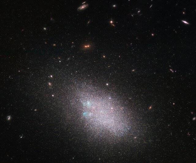 50 کهکشان کوتوله و مارپیچی در یک قاب