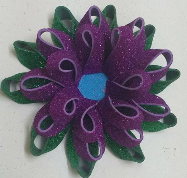 ساخت گلبرگ برای کاردستی گل با فوم اکلیلی به روش اول ساخت گلبرگ برای کاردستی گل با فوم اکلیلی به روش اول
