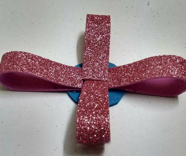 ساخت گلبرگها برای کاردستی گل با فوم اکلیلی به روش سوم ساخت گلبرگها برای کاردستی گل با فوم اکلیلی به روش سوم