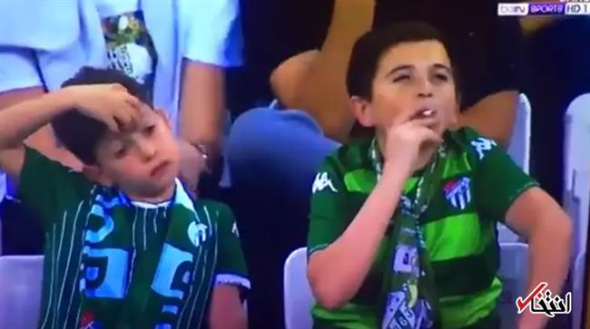 سیگار کشیدن کودک 10 ساله هنگام تماشای فوتبال جنجالی شد +عکس