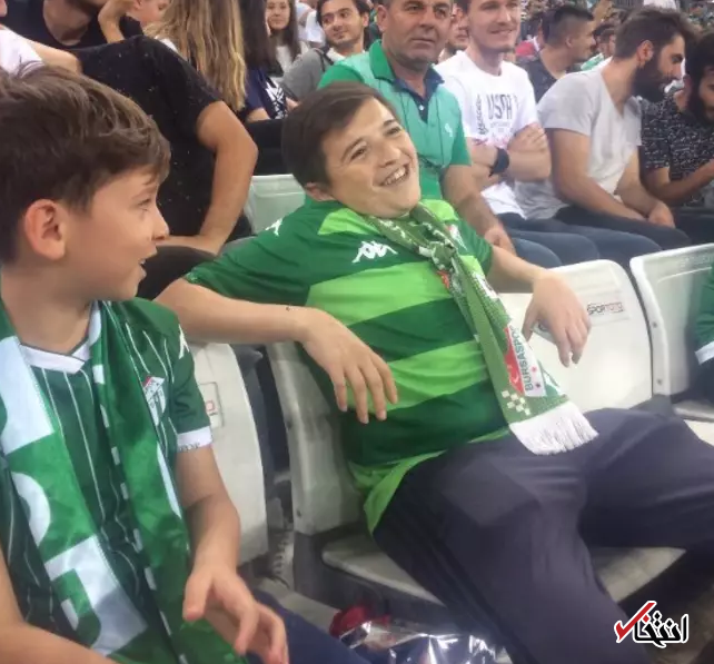 سیگار کشیدن کودک 10 ساله هنگام تماشای فوتبال جنجالی شد +عکس