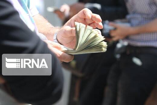 نرخ دلار در بازار آزاد کمتر از صرافی‌های بانکی شد