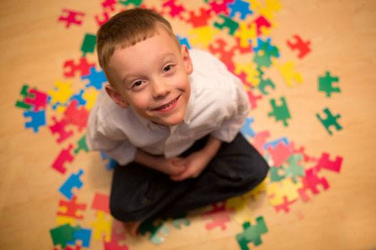 20 نشانه کودکان مبتلا به اوتیسم چیست؟